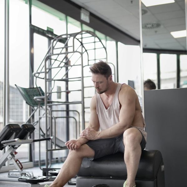 Focused man during a complex physical exercise, showing determination.